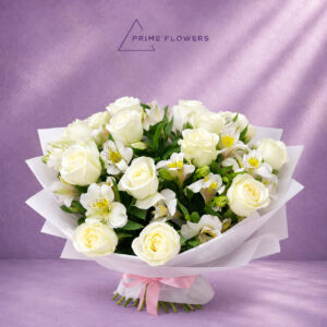 White Roses 66 букет из белых роз и белых альстромерий с нежно-розовой лентой | Prime Flowers Ташкент